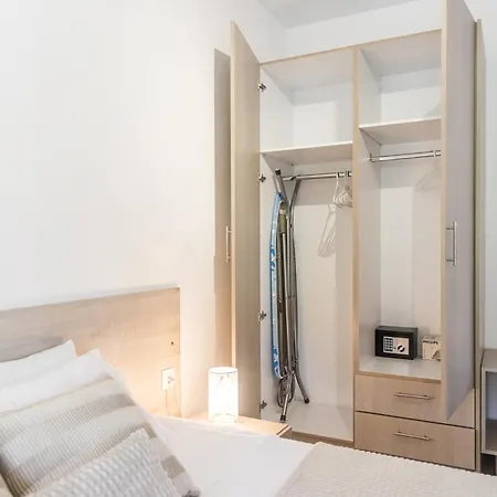 Ionian Blue - Adults Friendly קאבוס
